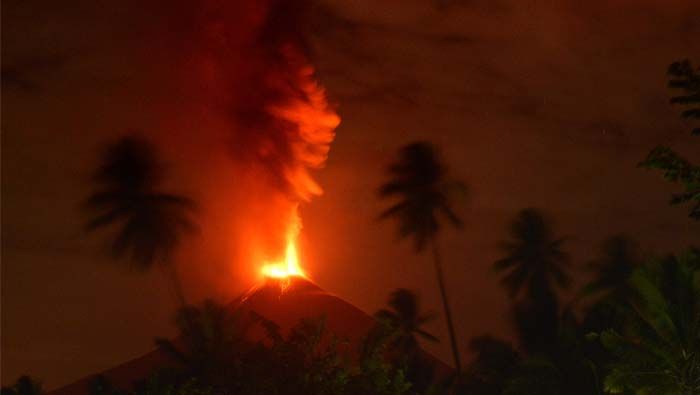 La erupción del Gamalama es la tercera registrada en 24 horas en la isla.