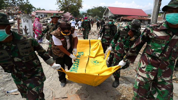 Soldados indonesios han tenido que participar en las labores de auxilio.