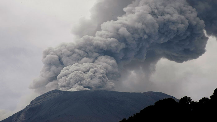 Comunidades preparan albergues de emergencia ante posible erupción del volcán Popocatépetl.