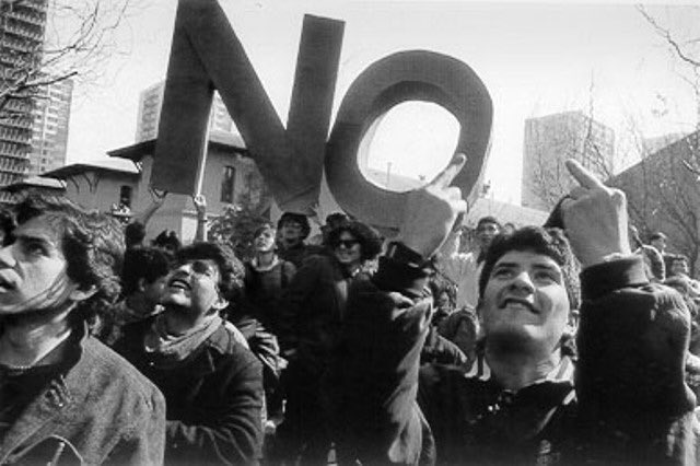 El triunfo del No fue una verdadera fiesta para los chilenos, hace ya tres décadas, sin embargo las deudas de la alegría que nunca llegó, siguen vigentes.