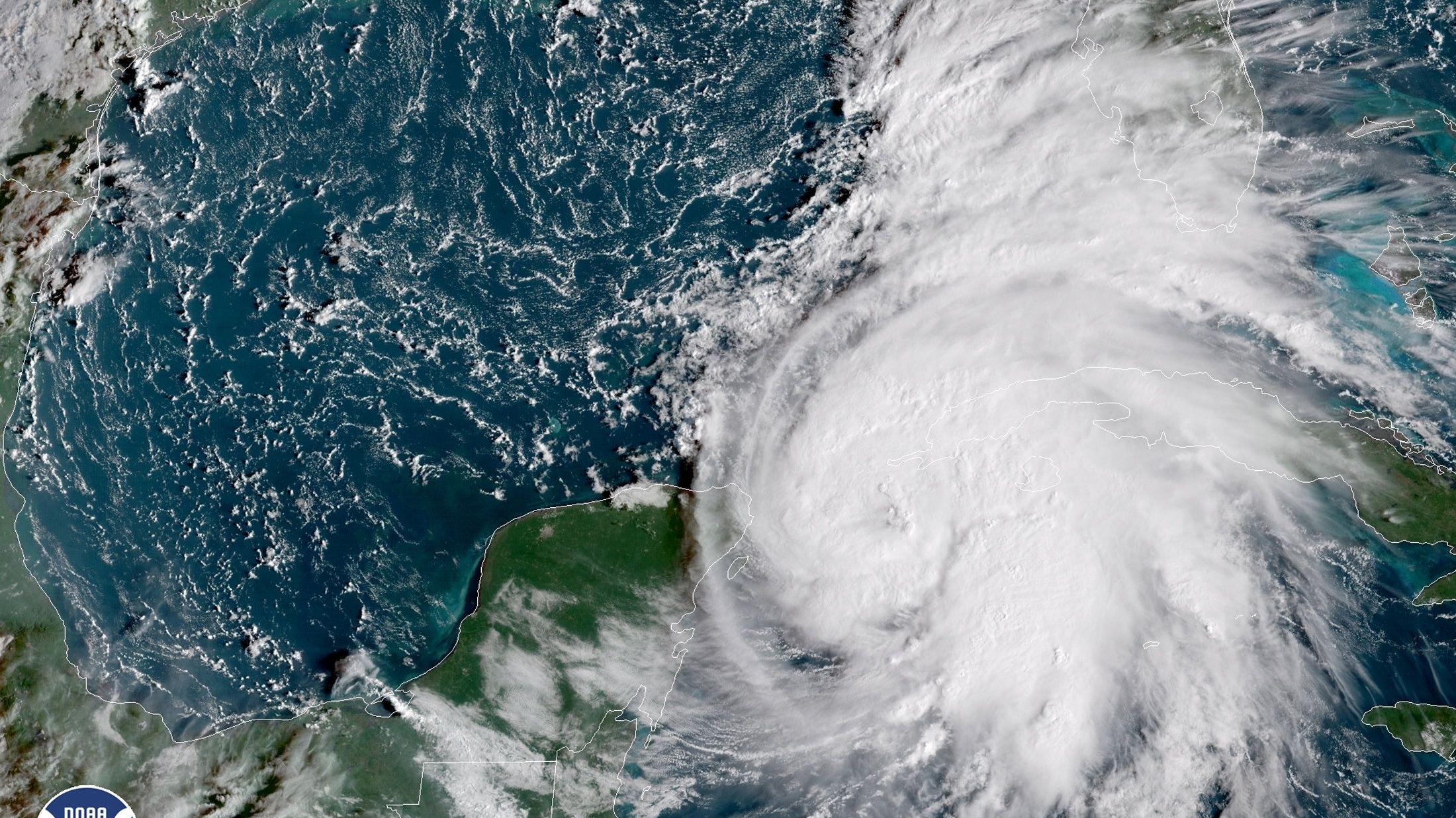 El huracán Michael se alejó de la punto occidental de Cuba y dejó a su paso fallas eléctricas y daños en la infraestructura local.
