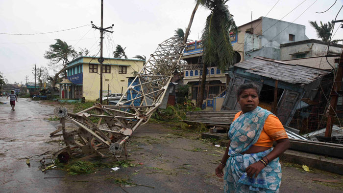 Los fuertes vientos del ciclón ocasionaron el derrumbe de varias infraestructuras, así como la caída de árboles y postes de luz en la India.