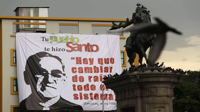 Un cartel con la imagen del monseñor cuelga de la fachada de un edificio en el centro de San Salvador.