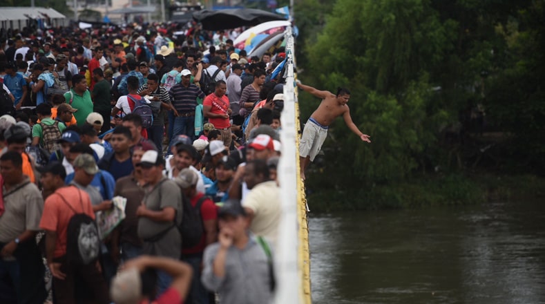Ante la negativa de las autoridades mexicanas de permitirles el paso al territorio nacional, decidieron cruzar la frontera por el río Suchiate nadando.                                                       