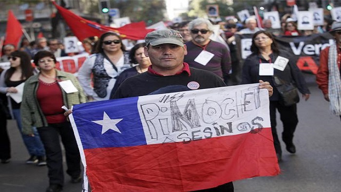La Agrupación de Familiares de Detenidos Desaparecidos (AFDD) y otros organizaciones aún piden justicia por las víctimas de la dictadura chilena.