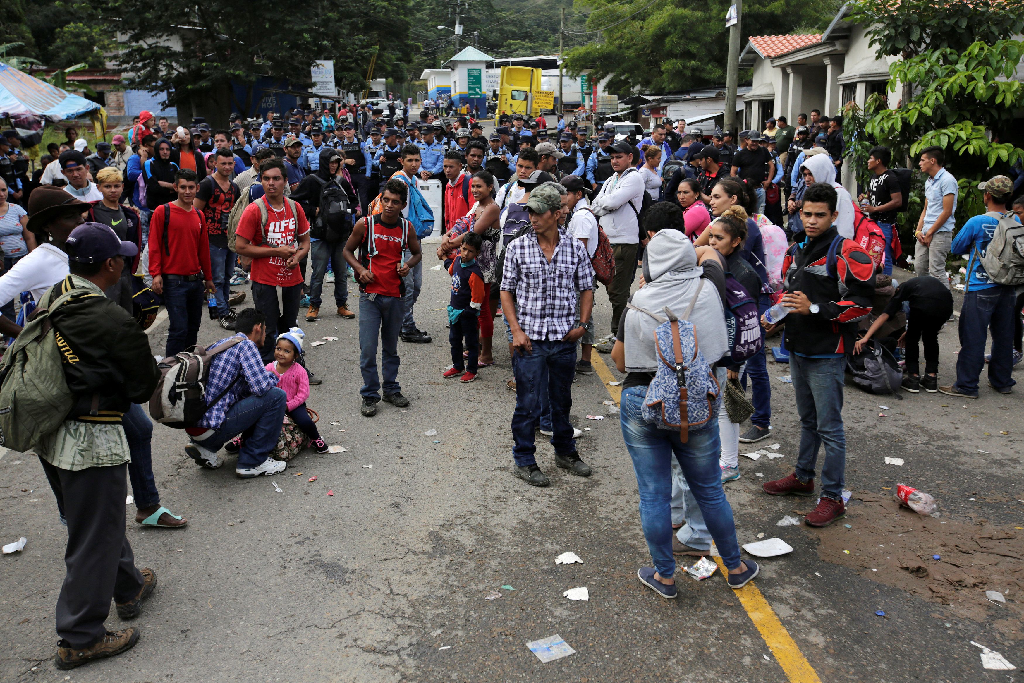 La caravana de migrantes centroamericanos decidió reiniciar su marcha luego de descansar y reagruparse en la localidad de Huixtla, Chiapas, en el sur mexicano.