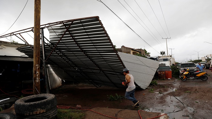 Cientos de casas se encuentran inundadas y más de 90.000 hogares se encuentran sin servicio eléctrico en toda la costa de México.