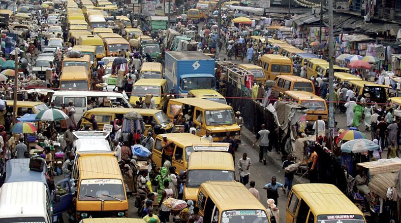 En Nigeria el crecimiento de la población (no planificado) ha provocado el aumento de la polución. Las autoridades han procurado que los ciudadanos utilicen los lagos como vía de transporte para reducir el uso de automóviles. 
