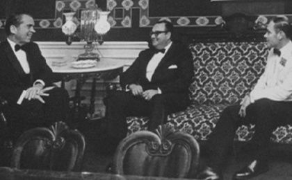 El presidente Nixon y su asistente charlan con Tachito Somoza
