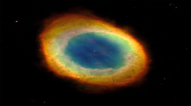 La nebulosa del Anillo fue coloreada por astrónomos para reflejar la temperatura de los gases que la componen; sus tonalidades azul y verde representan la parte más caliente mientras que los tonos rojo y amarillo la mas fría.   