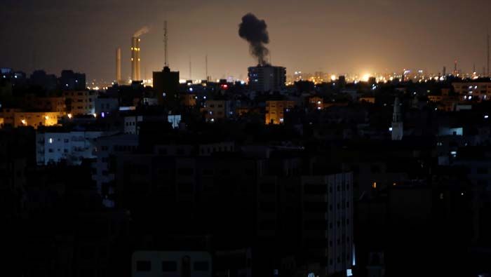 Bombas israelíes destruye edificios en la Franja de Gaza.