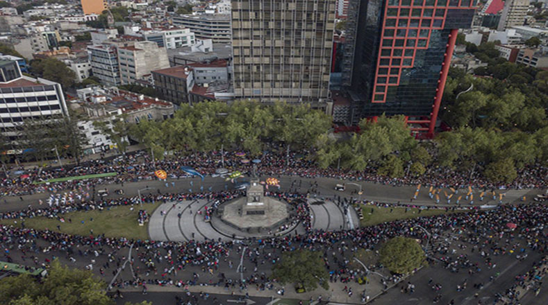 Enormes esqueletos y bailarines vestidos con trajes regionales recorrieron una de las principales avenidas de la Ciudad de México.