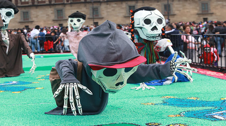 En el Zócalo de la capital mexicana se encuentra instalada una ofrenda dedicada a los migrantes que perdieron la vida durante su camino hacia otros países, en el marco del festejo de Día de los Muertos.