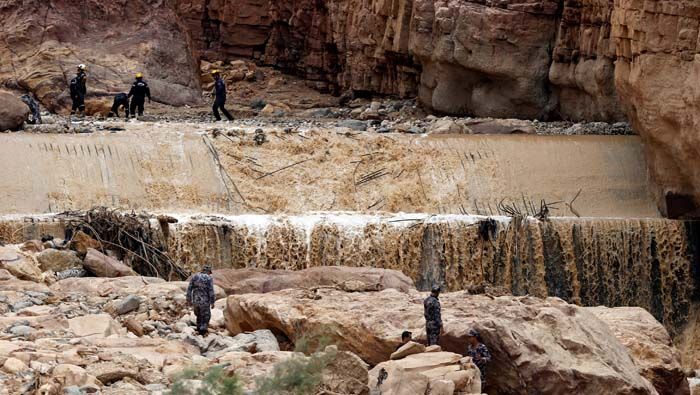 Equipos de rescate jordanos durante la búsqueda de cadáveres por las lluvias.