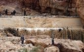 Equipos de rescate jordanos durante la búsqueda de cadáveres por las lluvias. 