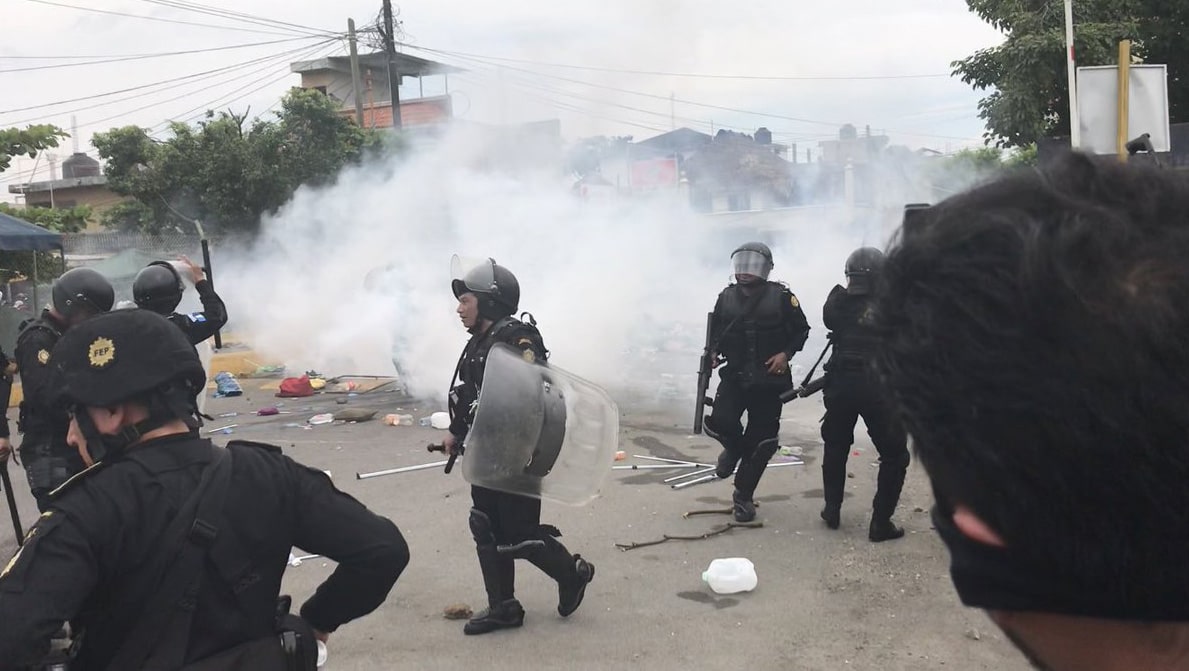 De acuerdo a medios locales, en el enfrentamiento del lado guatemalteco también resultaron heridos unos seis policías.
