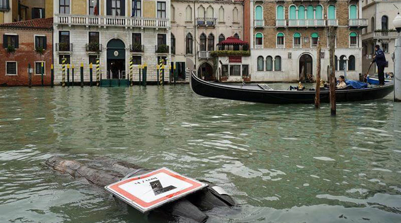 En Venecia, el agua alcanzó 156 centímetros sobre el nivel del mar e inundó las calles de la localidad, evento conocido como "agua alta" y que superó el registro máximo de 2008.