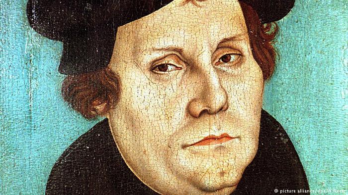 El cobro de indulgencias y el abuso del poder del papa fueron algunas de las críticas que Lutero realizó a la Iglesia católica.