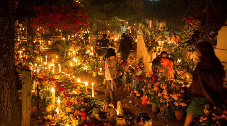 Además, miles de mexicanos acudieron a los cementerios con ramos de la flor de cempasúchi, usada para honrar a los antepasados.