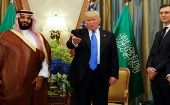 Un diario norteamericano desveló una conversación telefónica en la cual participaron Mohamed bin Salman (i), Donald Trump (c) y Jared Kushner (d).