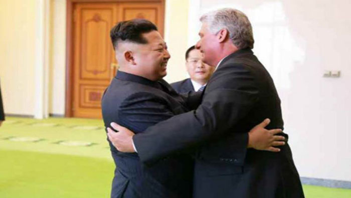 Kim Jong-un (i) saludó a su homólogo cubano, Miguel Díaz-Canel, quien estará en la nación norteña hasta el martes.