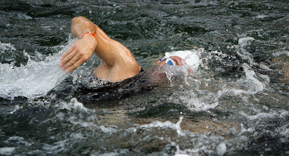 Hombre rodea Reino Unido nadando y rompe récord mundial