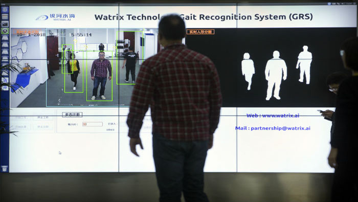 El reconocimiento al andar es un avance en el desarrollo de la vigilancia a través de la inteligencia artificial.