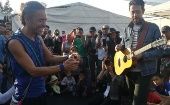La banda de rock mexicano cantó “Olita de altamar” y “Las flores” a los migrantes que estaban en el albergue.