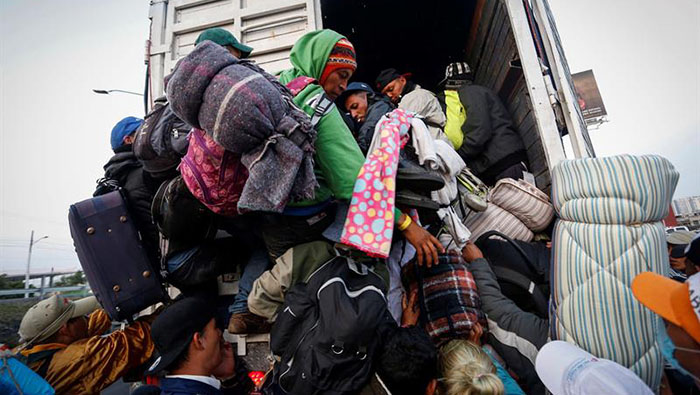 Los migrantes han contado con la ayuda de diversos transportistas en las carreteras.
