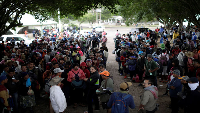 Cientos de migrantes deben esperar por horas la llegada de los transportes que los acercarán a los estados mexicanos fronterizos con EE.UU.