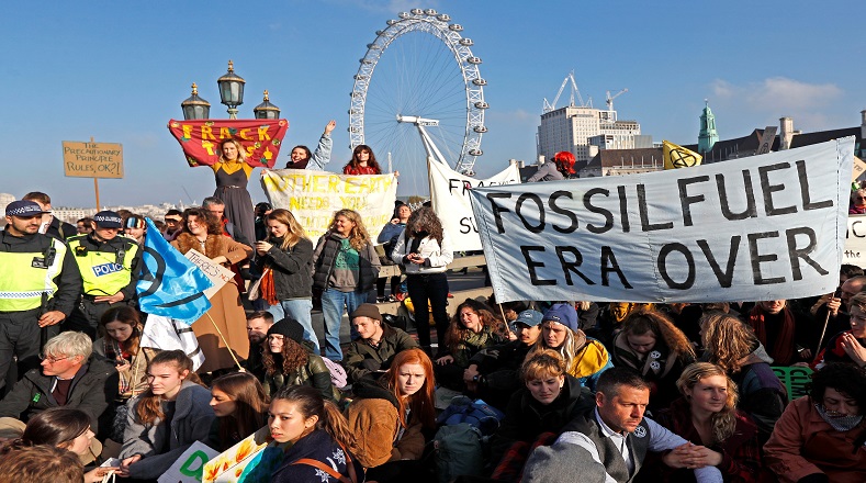 Ante esto, el activista ecológico británico, Jack Harries, llamó a respaldar las acciones de Extinction Rebellion tras señalar: " Nuestro futuro está en juego. Los jóvenes estamos indignados y reclamamos un cambio urgente a nuestros gobiernos. Ya no basta con cambiar las bombillas, hay que dar un paso más, el cambio climático es una amenaza existencial".