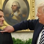 El globalista Emmanuel Macron fustiga al nacionalista Donald Trump