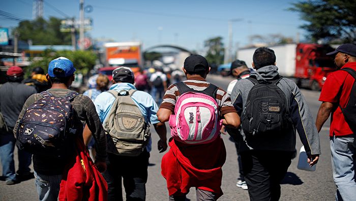 Migrantes centroamericanos llegan a la ciudad de Tijuana a la espera de pasar a EE.UU..