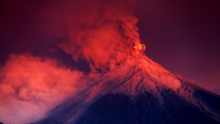 Pese a que el volcán ha tenido explosiones que no generan mayores peligros a la comunidad, los organismos se mantienen alertas.