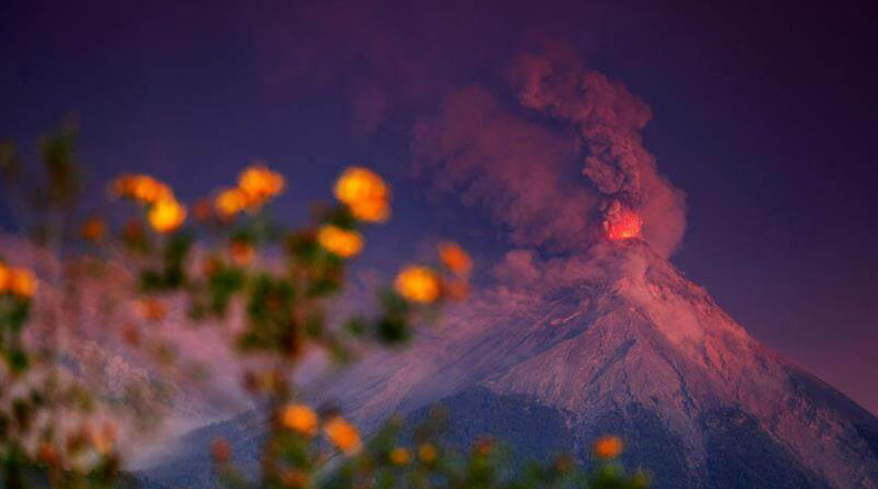 El volcán de Fuego, uno de los más activos de la región en este 2018, empezó una nueva ronda de erupciones el lunes y ha generado una alerta en las poblaciones más cercanas.