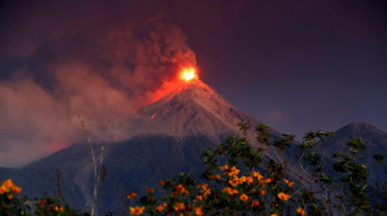 A seis meses de la última gran erupción que provocó la muerte de más de 150 personas, se han registrado entre ocho y 13 erupciones por hora, así como una columna de ceniza de hasta 4.600 metros de altura.