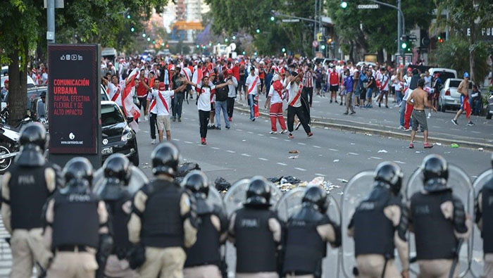 Tras la agresión al bús de los jugadores de Boca Juniors, los incidentes continuaron a las afueras del Estadio Monumental.