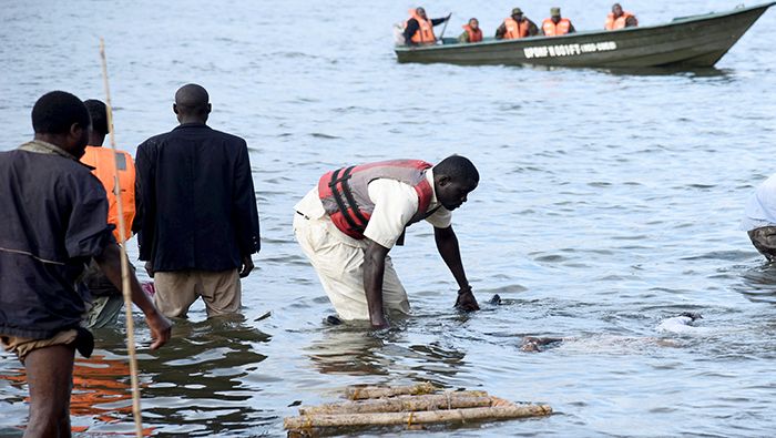 Cuerpos de rescate de Uganda continúan las labores de búsqueda y rescate en el lago Victoria.