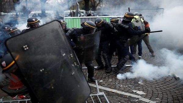 Más de 200 detenidos y varios heridos ha sido el saldo de la policía francesa contra los manifestantes que se levantan ante las medidas económicas de Emmanuel Macron.