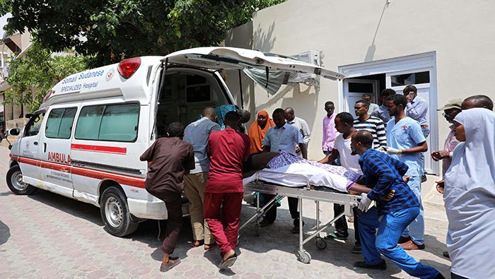 Rescatistas somalíes trasladan el cuerpo de una de las víctimas del ataque de Al Shabab.
