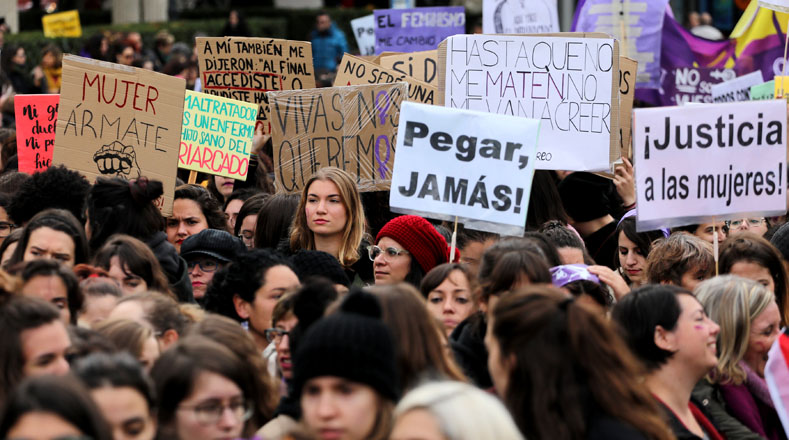Españoles acudieron masivamente a las calles con pancartas que enviaban mensajes a las autoridades para que las mujeres que han denunciado casos violencia reciban la atención y ayuda que merecen.