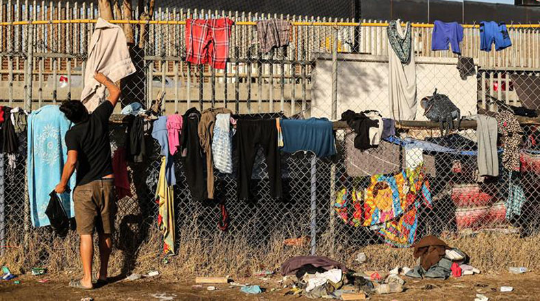 Los últimos grupos de migrantes que llegaron a Tijuana duermen en el exterior. 