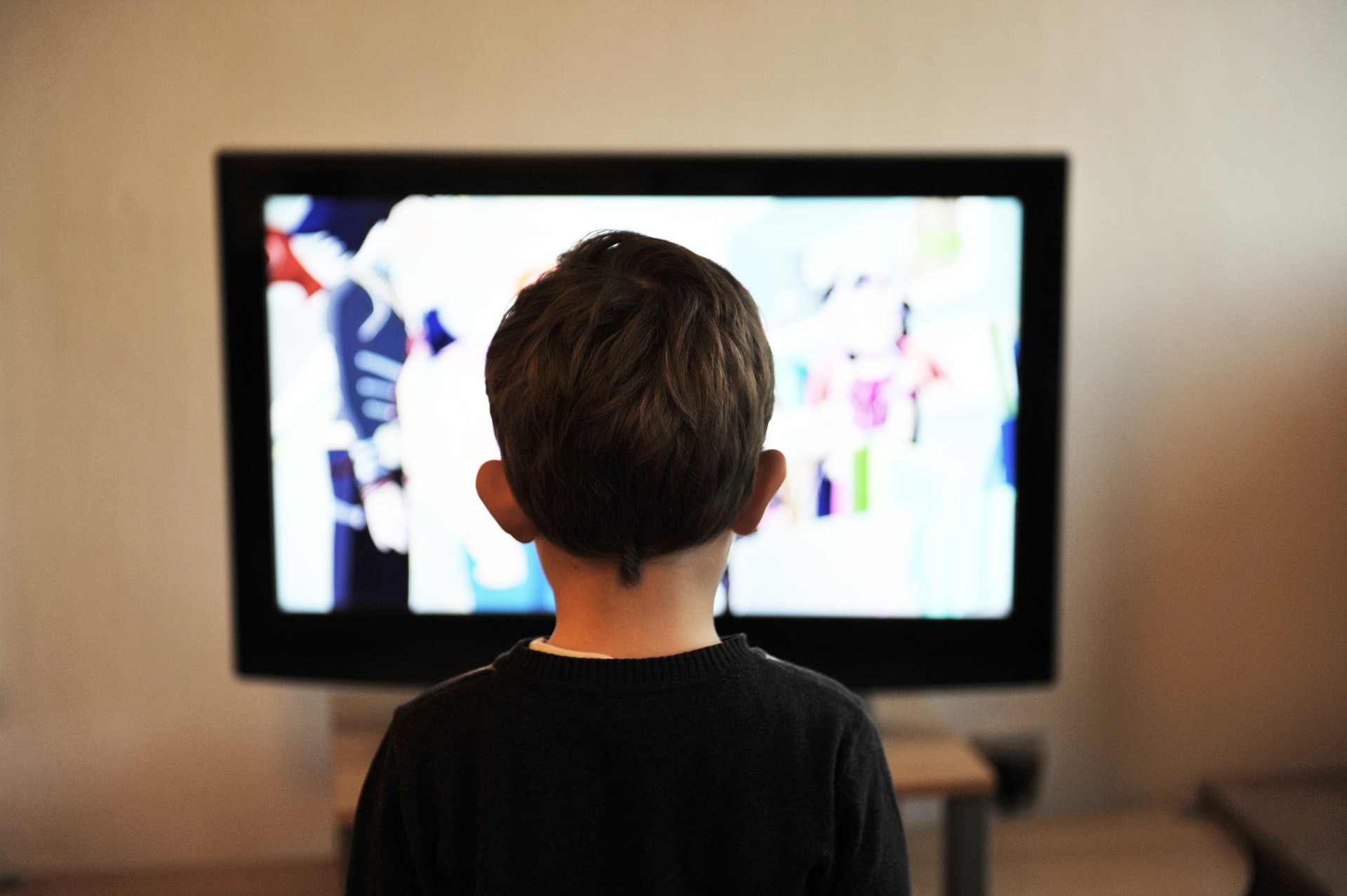 Pareciera que la televisión estimulara la mala crianza y tuviera el interés de hacer añicos el tejido social.