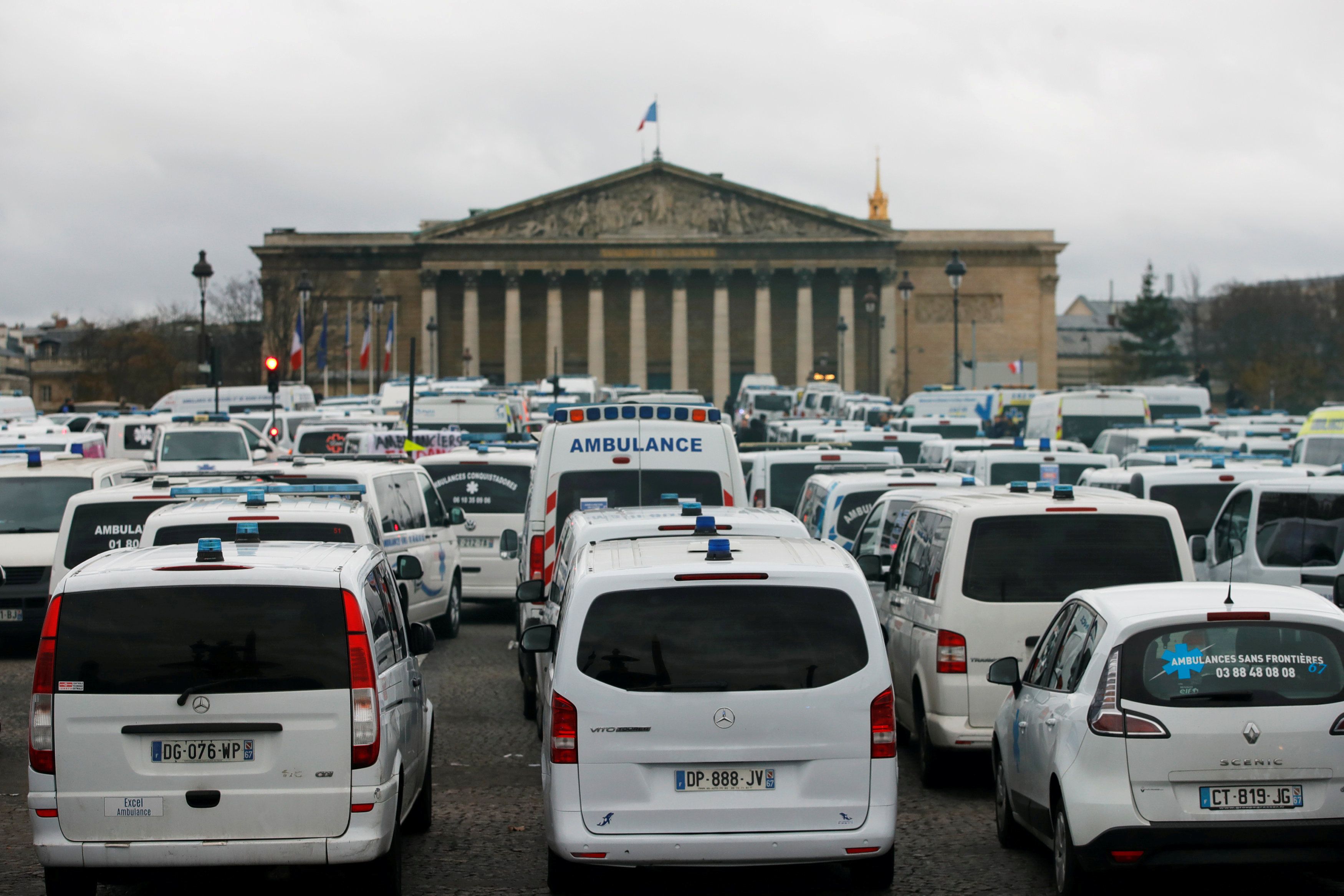 Los conductores de las ambulancias se estacionaron en el Pont de la Concorde de París.