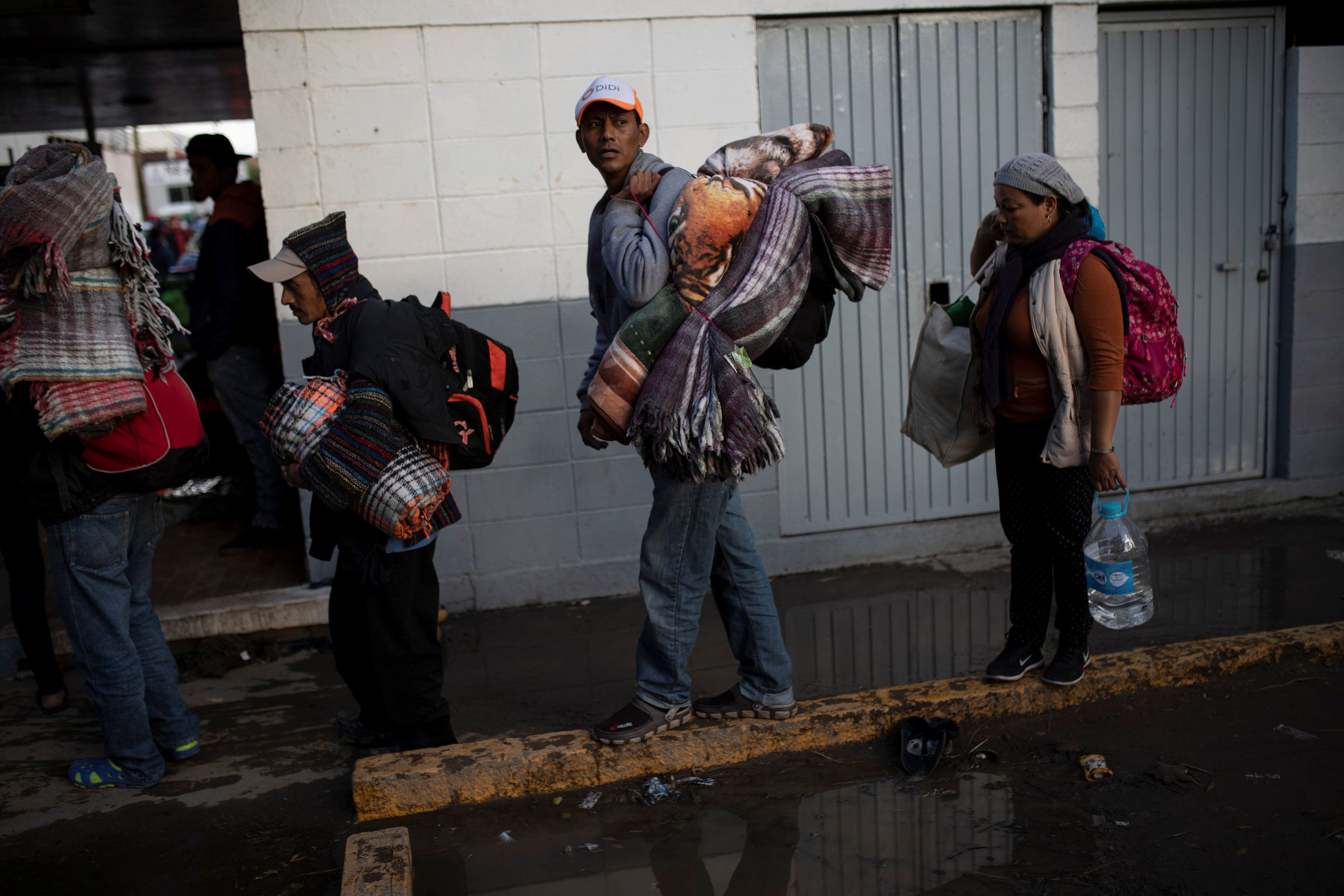 Un grupo de migrantes decidió entregarse a la patrulla fronteriza de Tijuana, Mexicali, y otros 400 centroamericanos que quiso irse a Ciudad Juárez.