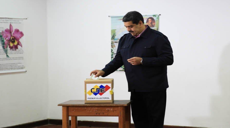 El presidente de Venezuela, Nicolás Maduro, asistió a su centro de votación en el Liceo Miguel Antonio Caro.