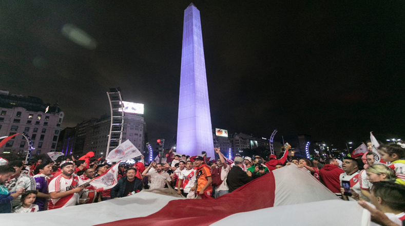Fanáticos de River Plate tomaron las calles de Buenos Aires para celebrar la cuarta Copa Libertadores.