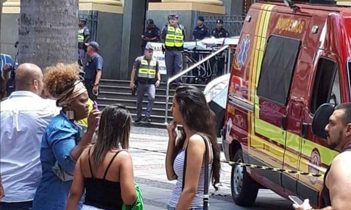 Fieles, transeúntes y familiares de las víctimas permanecen en las afueras de la catedral Metropolitana de Campinas mientras las autoridades investigan.