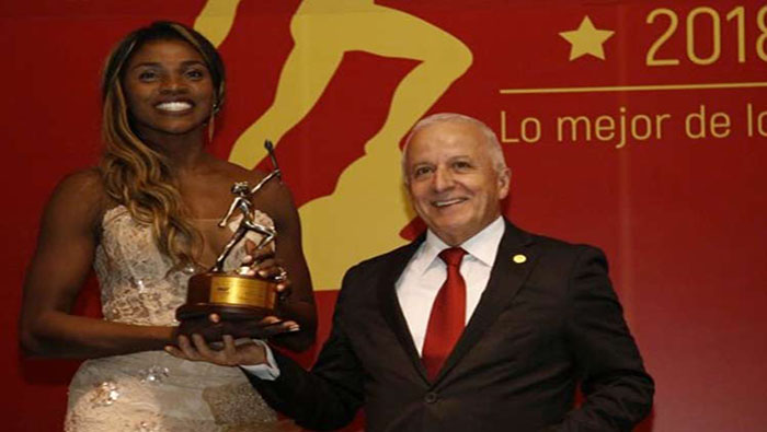 Caterine Ibargüen dedicó el Altius de Oro a su entrenador, además de enfatizar su orgullo de competir con la bandera colombiana.