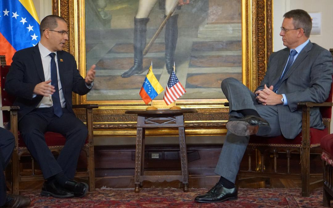 Jorge Arreaza y James Story se reunieron en la sede de Cancillería de Venezuela luego de que este miércoles, el presidente Maduro denunció un plan de carácter terrorista y golpista por parte del consejero de Seguridad Nacional de EE.UU., John Bolton.